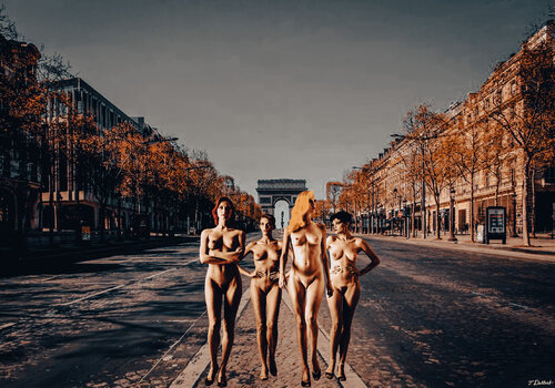Nu sur l*avenue de Champs-Elysees di Thomas Dellert, Fotografia in vendita su Singulart