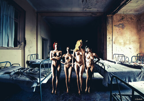 Naked Survivors di Thomas Dellert, Fotografia in vendita su Singulart