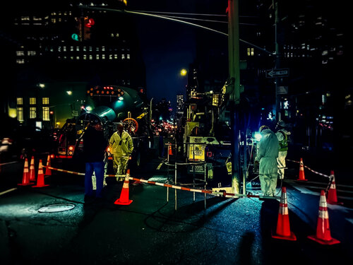 NEW YORK NIGHT WORKERS    ( a Manhattan night moment in a light-box ) di Thomas Dellert, Fotografia in vendita su Singulart