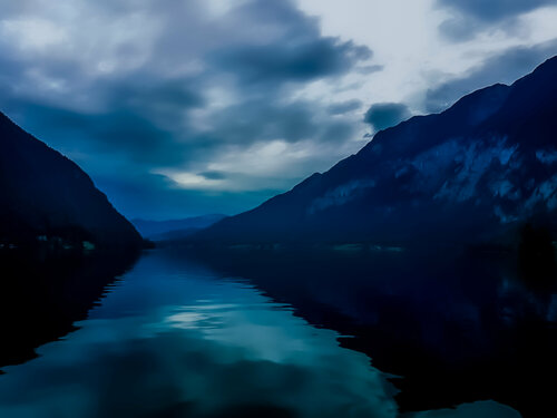 DAS BLAUE LICHT  ( the Blue Austrian Mountains and the Hallstätter See  in a Light-Box ) di Thomas Dellert, Fotografia in vendita su Singulart