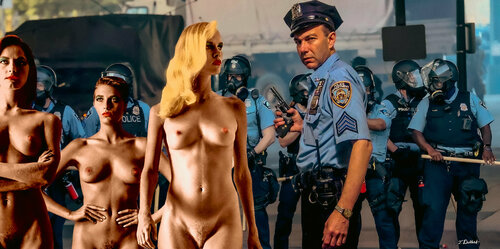 NAKED RIOT NEW YORK GIRLS  and the artist Thomas Dellert as a NYCPD di Thomas Dellert, Fotografia in vendita su Singulart