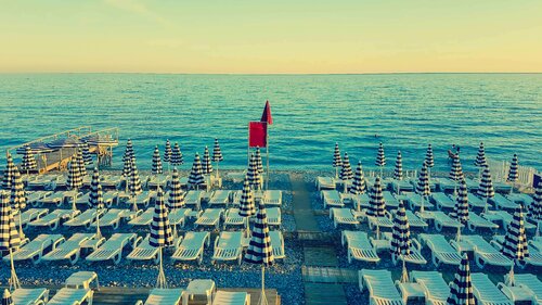 Sur la Plage    on the French Riviera Beach par Thomas Dellert, Photographie en vente sur Singulart