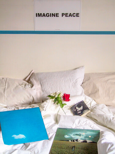 BED PEACE    ( the bed of John Lennon and Yoko Ono ) par Thomas Dellert, Photographie en vente sur Singulart