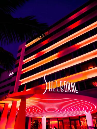 Pink Neon Hotel Miami de Thomas Dellert, Fotografía a la venta en Singulart