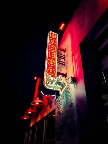 Neon BODEGA. Omaha  Nebraska. Original Photo T Dellert de Thomas Dellert, Fotografía a la venta en Singulart