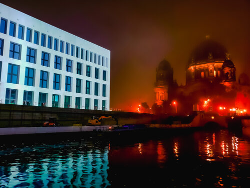 Der Berliner Dom und das Humboldt-Forum während der Nacht der Vereinigung de Thomas Dellert, Fotografía a la venta en Singulart
