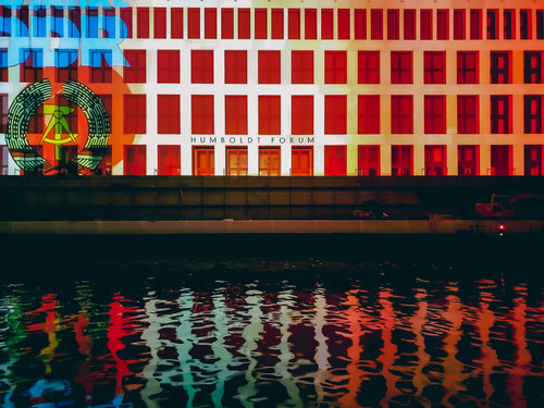 Berliner Humboldt-Universität in der Nacht der Wiedervereinigung de Thomas Dellert, Fotografía a la venta en Singulart
