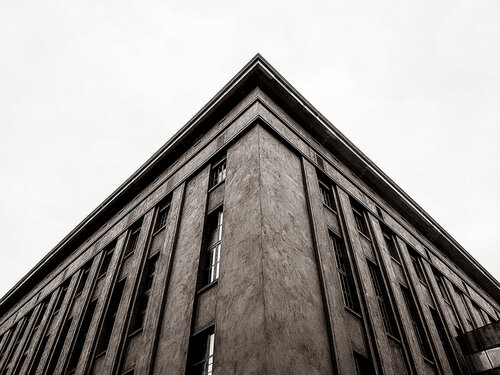 Ecke eines Berliner Gebäudes aus den 1930er Jahren par Thomas Dellert, Photographie en vente sur Singulart