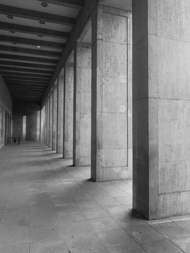 Berlin, das ehemalige Reichsluftfahrtministerium par Thomas Dellert, Photographie en vente sur Singulart
