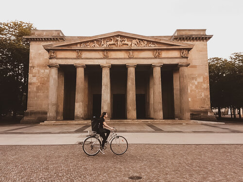 Neue Wache Frühmorgens in Berlin par Thomas Dellert, Photographie en vente sur Singulart