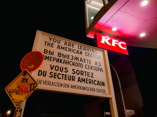 Checkpoint Charlie.  West.  ( American side ) par Thomas Dellert, Photographie en vente sur Singulart