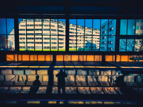 Sunlight at the Berlin train-station par Thomas Dellert, Photographie en vente sur Singulart