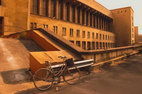 Berlin. Flughafen Tempelhof par Thomas Dellert, Photographie en vente sur Singulart