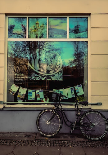 Yuri Gagarien landed in Berlin par Thomas Dellert, Photographie en vente sur Singulart