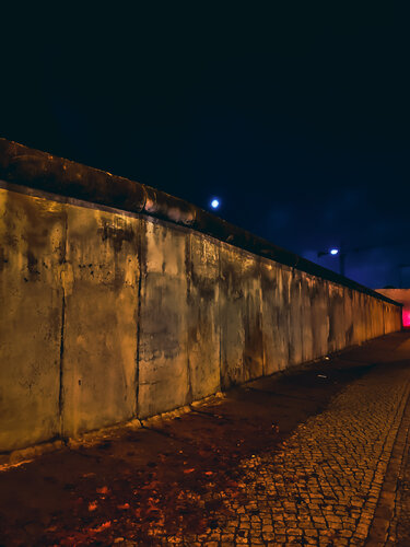 Moonlight on the Berlin Wall par Thomas Dellert, Photographie en vente sur Singulart