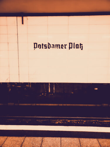 S-Bahnhof Potsdamer Plats par Thomas Dellert, Photographie en vente sur Singulart