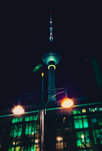 Green light on the Television Tower Berlin par Thomas Dellert, Photographie en vente sur Singulart