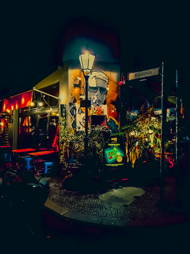 Summer night in Mulackstrasse par Thomas Dellert, Photographie en vente sur Singulart