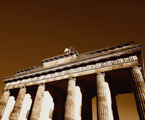 An Angel on the Brandenburger Gate par Thomas Dellert, Photographie en vente sur Singulart