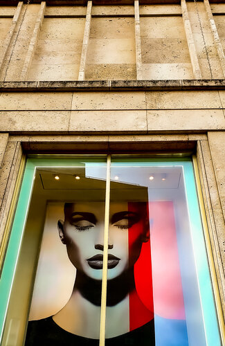 Galleria window  women  1 Alexanderplatz Berlin von Thomas Dellert, Fotografie kaufen auf Singulart