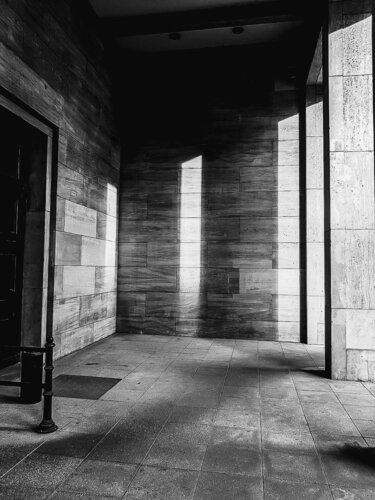 German Ministry of Aviation. ( entrance ) par Thomas Dellert, Photographie en vente sur Singulart