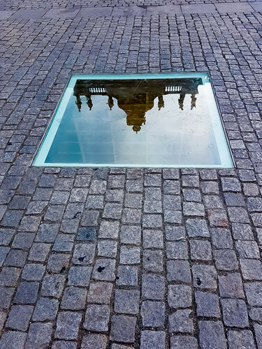 Babelplatz reflection on time and crime von Thomas Dellert, Fotografie kaufen auf Singulart