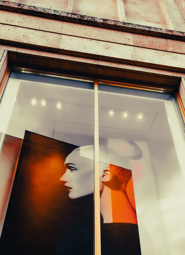 Berlin galleria window display Alexanderplatz par Thomas Dellert, Photographie en vente sur Singulart