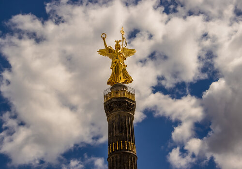 ANGEL OVER BERLIN    The Victory Column /  Siegessäule   : Berliners have given the statue the nickname Goldelse, meaning something like "Golden Lizzy" par Thomas Dellert, Photographie en vente sur Singulart
