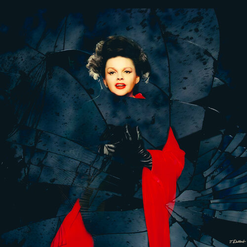 JUDY  exiting the broken mirror par Thomas Dellert, Photographie en vente sur Singulart