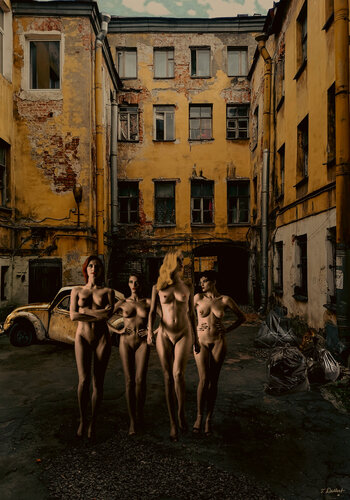 Naked in the Berlin backlot di Thomas Dellert, Fotografia in vendita su Singulart