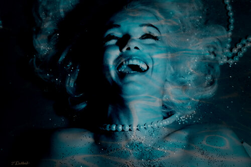 Laughing at Death    MMM = Marilyn Mermaid Monroe de Thomas Dellert, Fotografía a la venta en Singulart