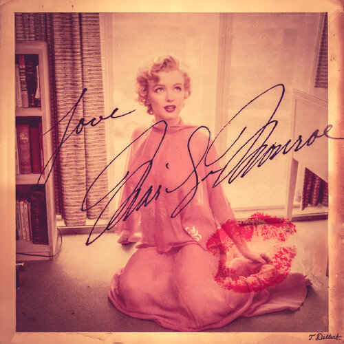 A big juicy Pink Kiss for you up there par Thomas Dellert, Photographie en vente sur Singulart