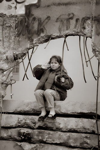 German Girls sitting in the Berlin Wall 1990 di Thomas Dellert, Fotografia in vendita su Singulart