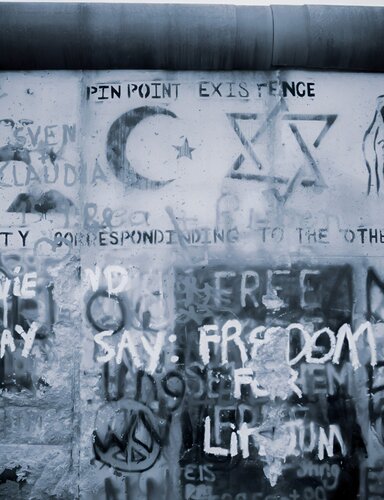 Coexist and Peace by the Berlin Wall 1989 di Thomas Dellert, Fotografia in vendita su Singulart