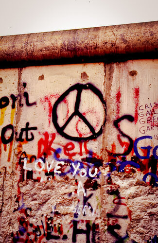 Peace and Love by the Berlin Wall 1989 di Thomas Dellert, Fotografia in vendita su Singulart