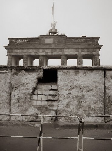BERLIN. Brandenburger Tor 1989 di Thomas Dellert, Fotografia in vendita su Singulart