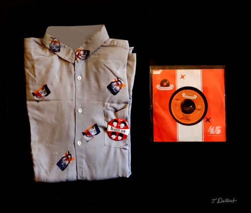 The BEATLES  "First Ever Recording"  and John  Lennons first ever Vocal recording  (  single recorded in hamburg 1961  with an original Fiorucci Beatles Fan Club Shirt in Mint ) ) von Thomas Dellert, Andere Medien kaufen auf Singulart