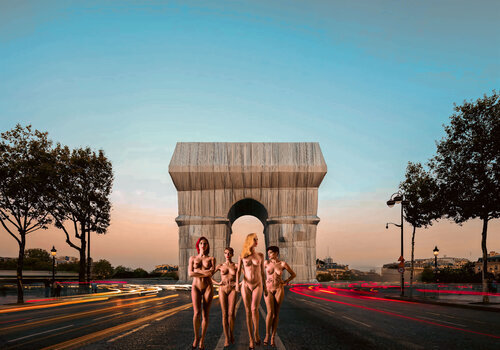 Naked in Paris with Christo's Wrapped Arc de Triumph di Thomas Dellert, Fotografia in vendita su Singulart