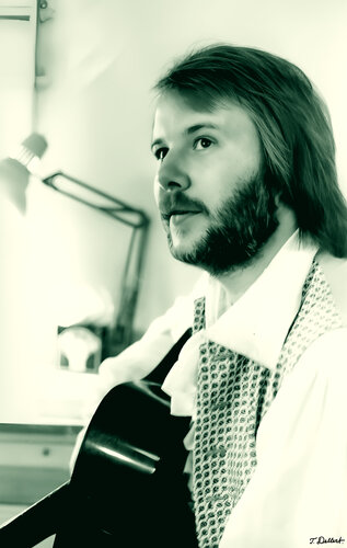 Benny Anderson of ABBA warming up before the very first official live performance of Dancing Queen at the Royal Wedding Performance 1976 par Thomas Dellert, Photographie en vente sur Singulart