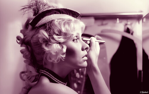 Agneta of ABBA putting on makeup before her debut at the Royal Opera - Pink Version par Thomas Dellert, Photographie en vente sur Singulart