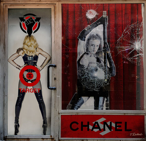 Paris Riot Shop Window van Thomas Dellert, Fotografie te koop op Singulart