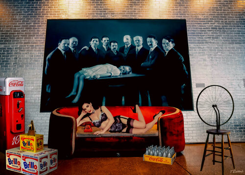 Dita in Andy Warhol's  red sofa di Thomas Dellert, Fotografia in vendita su Singulart