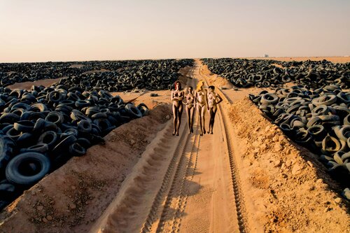 Naked in the Rubber Dessert di Thomas Dellert, Fotografia in vendita su Singulart