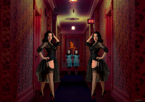 Scary Twins . Dita Von Teese and Stanley Kubrick di Thomas Dellert, Fotografia in vendita su Singulart