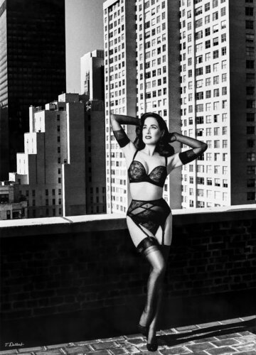 Dita Von Teese Helmut Newton and Manhattan di Thomas Dellert, Fotografia in vendita su Singulart
