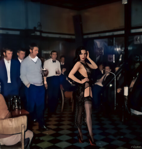 Dita always stands out in any crowd di Thomas Dellert, Fotografia in vendita su Singulart