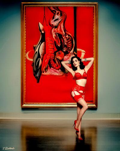 Dita von Teese in front of an artwork by Thomas Dellert based on Koons and Bacon di Thomas Dellert, Fotografia in vendita su Singulart