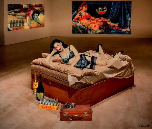 Dita in Tracey Emin's Bed in an art gallery with art by T Dellert par Thomas Dellert, Photographie en vente sur Singulart