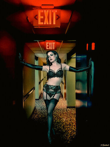 Dita in a hotel fantasy   After a photograph by T Dellert par Thomas Dellert, Photographie en vente sur Singulart