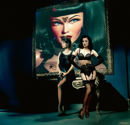 3 Stocking Queens. Sophia Loren Dita von Teese and Bettie Page  on the artwork by T Dellert par Thomas Dellert, Photographie en vente sur Singulart